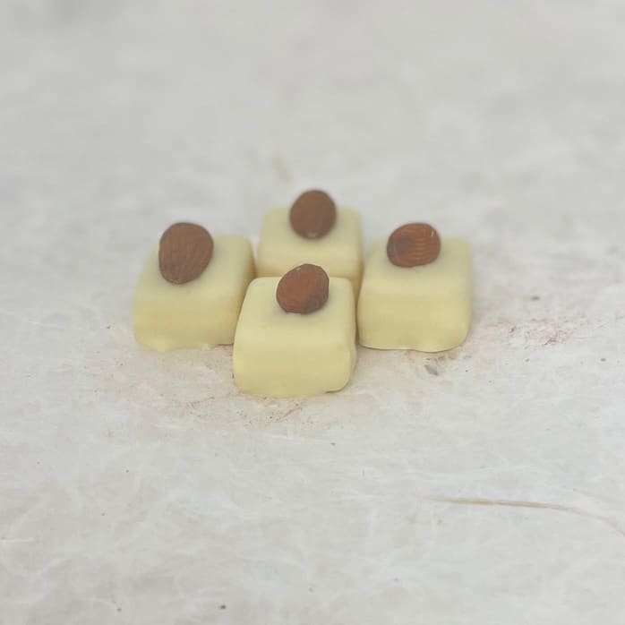 marsepein in laagjes met een zachte witte ganache